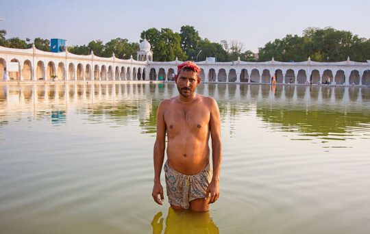 Estanque con agua curativa del templo Gurdwara Bangla Sahib