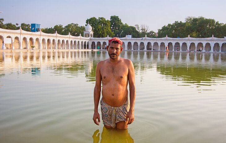 Estanque con agua curativa del templo Gurdwara Bangla Sahib