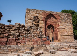 Jardines de las ruinas de la mezquita Quwwat-Ul-Islam Masjid