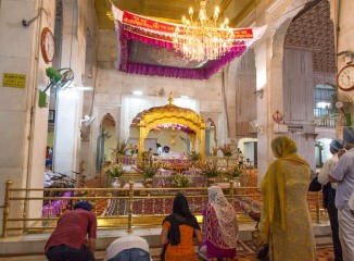 Interior del templo de Gurdwara Bangla Sahib