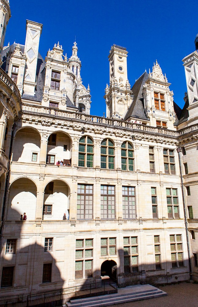 Escalera helicoidal en la Residencia real de Chambord en valle del Loira