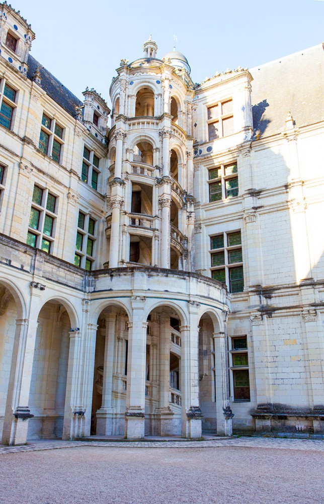 Escalera helicoidal en la Residencia real de Chambord en valle del Loira