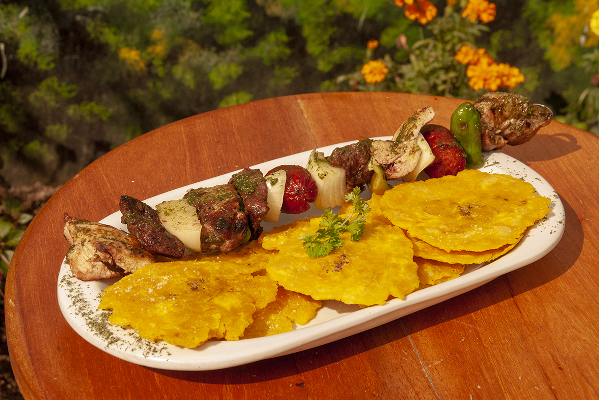 Brocheta de carne con patacones de banano