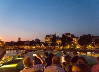 Paris de noche desde el Sena
