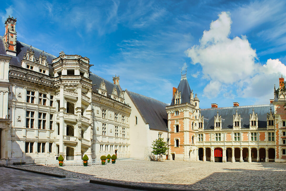 Desde el patio central del castillo de Blois  se aprecian los tres estilos arquitectónicos