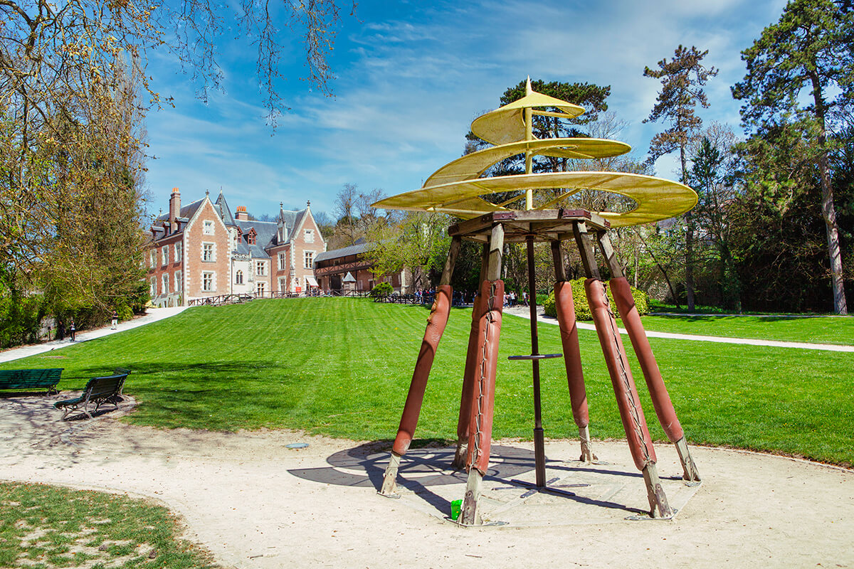 Jardines de Clos Luzé con los artefactos de Leonardo