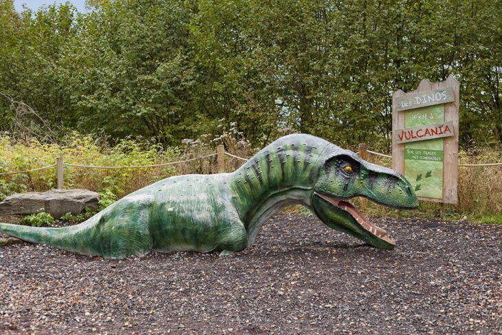 Parque temático de Vulcania paseando entre dinosaurios