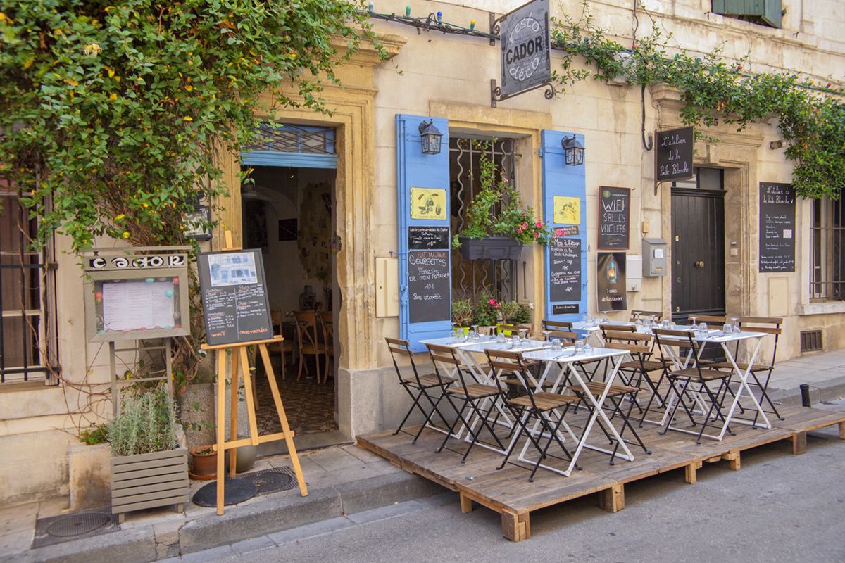 Terrazas y restaurantes en las calles de Arlés