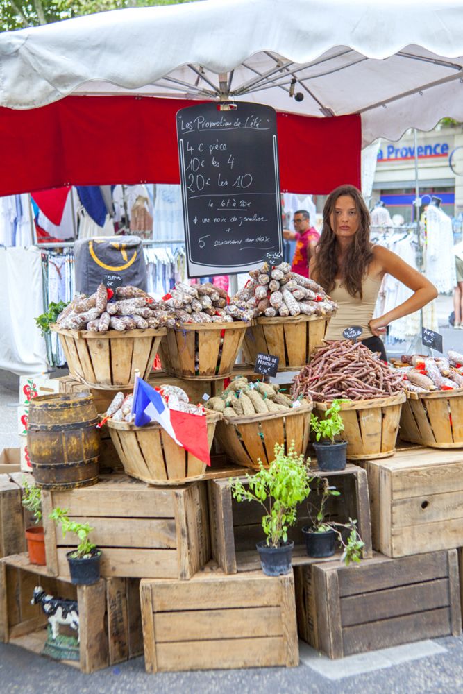 Puesto de hortalizas en el mercado semanal en Arlés