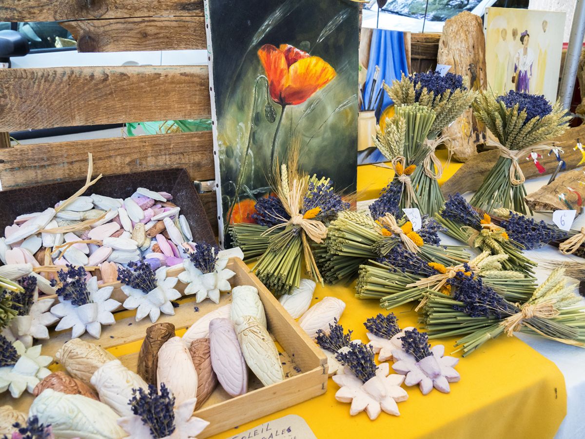 Puesto de productos de lavanda en el mercado de Arlés