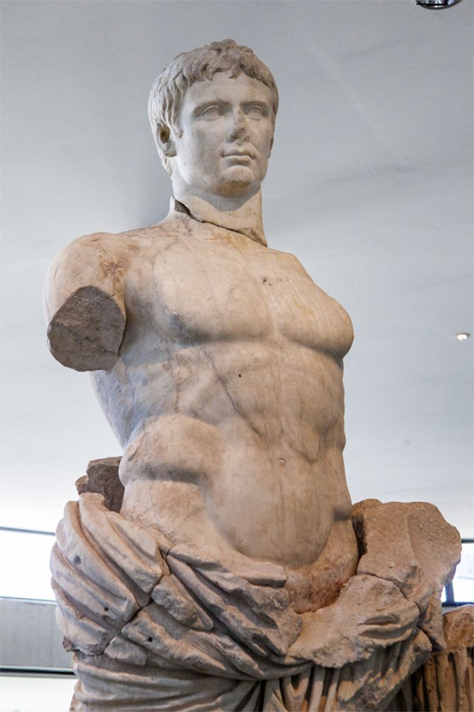 Estatua de mármol en el museo de Arles