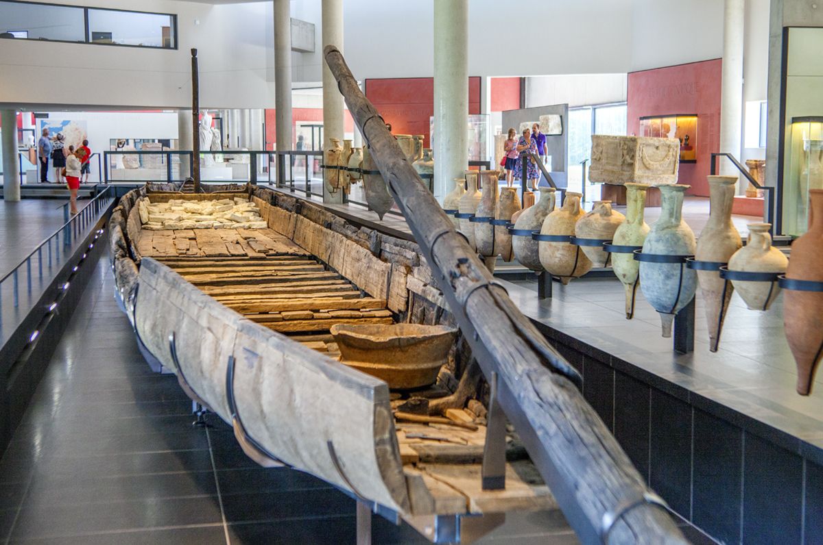 Restos de una barcaza romana de transporte en el museo de Arlés
