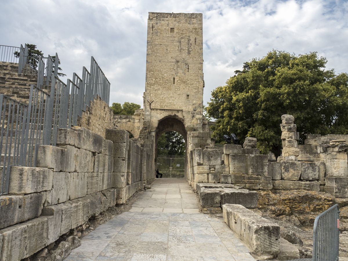 Torreón de entrada al anfiteatro de Arlés