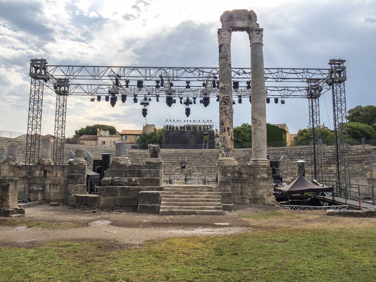 Escenario montado en el anfiteatro de Arlés para conciertos