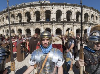 Legionarios posando delante del anfiteatro