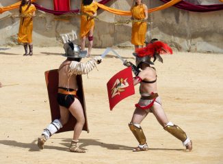 Enfrentamiento de gladiadores en la arena del circo de Nîmes entre un Samnita y un Mirmidon