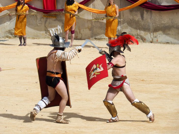 Enfrentamiento de gladiadores en la arena del circo de Nîmes entre un Samnita y un Mirmidon