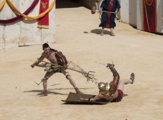 Enfrentamiento de gladiadores en la arena del circo de Nîmes entre un Retiarius y un Mirmidon