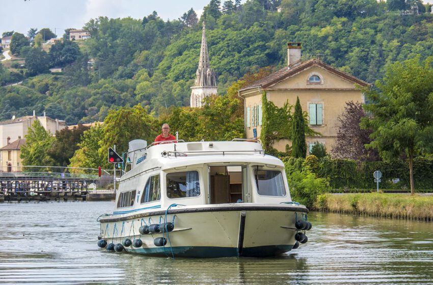  Ruta fluvial por el canal de Garona en la región de Occitania