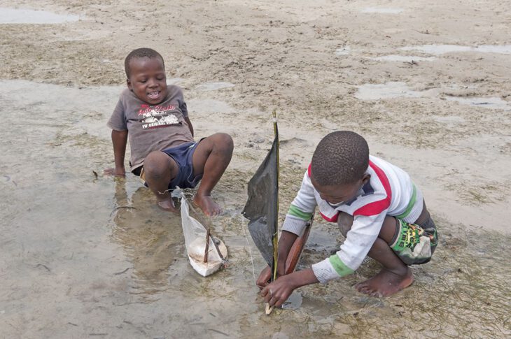 Niños jugando en la orilla del mar