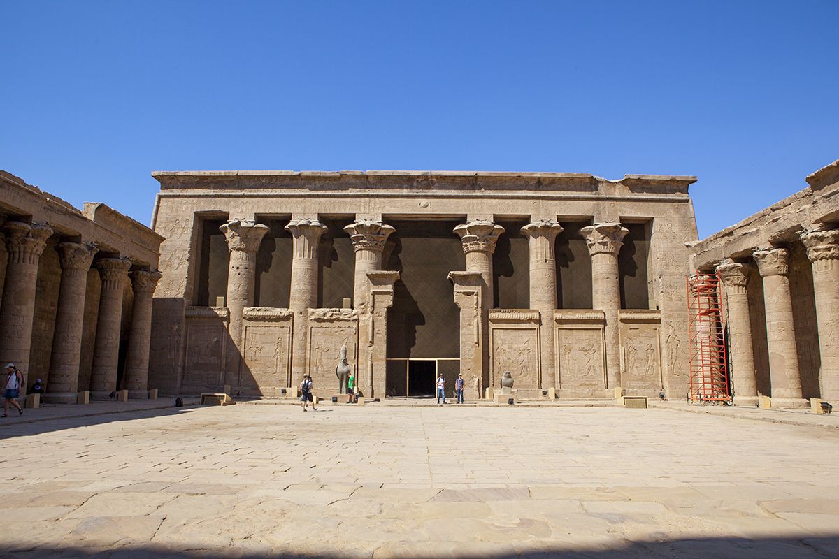 Patio exterior o de las ofrendas a Horus en Edfú
