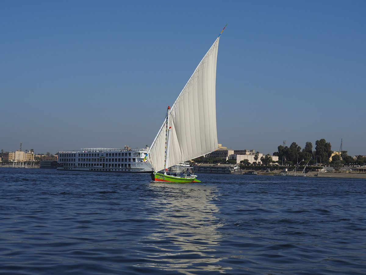 Falua navegando por el Nilo en Asuán