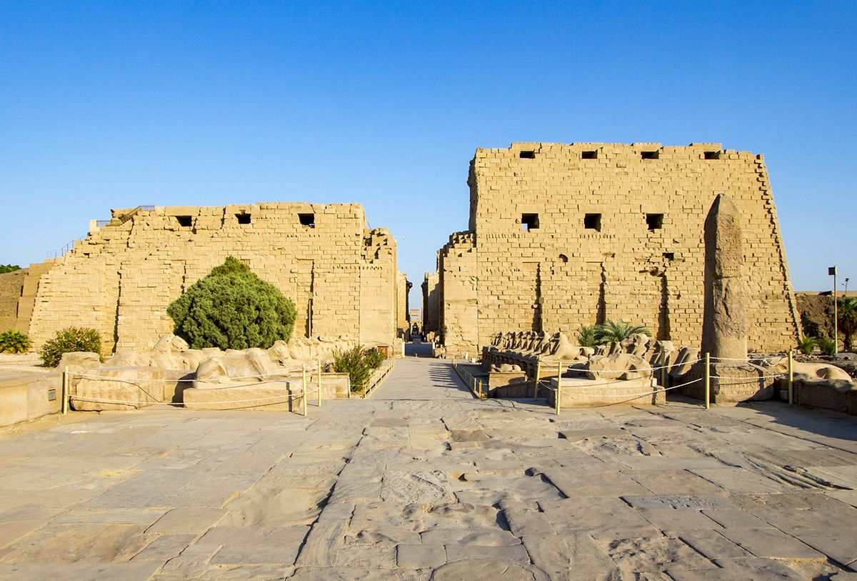 Entrada de Karnak a través del paseo de los carneros