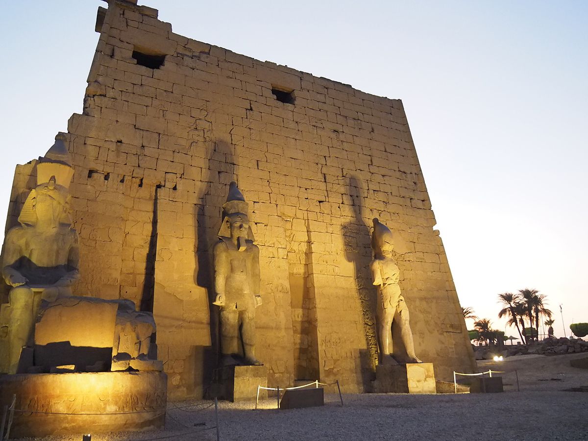 Templo de Luxor estatuas de Ramses II