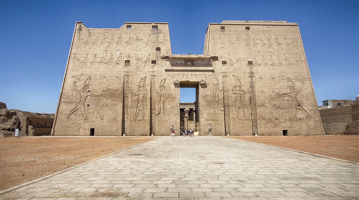 Pilón de la entrada del Templo de Horus en Edfú