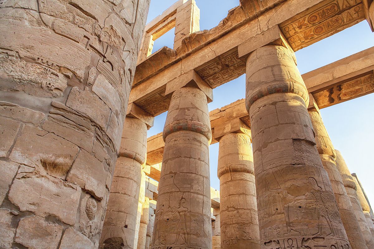 Detalle de las columnas papiriforme cerrado en Karnak