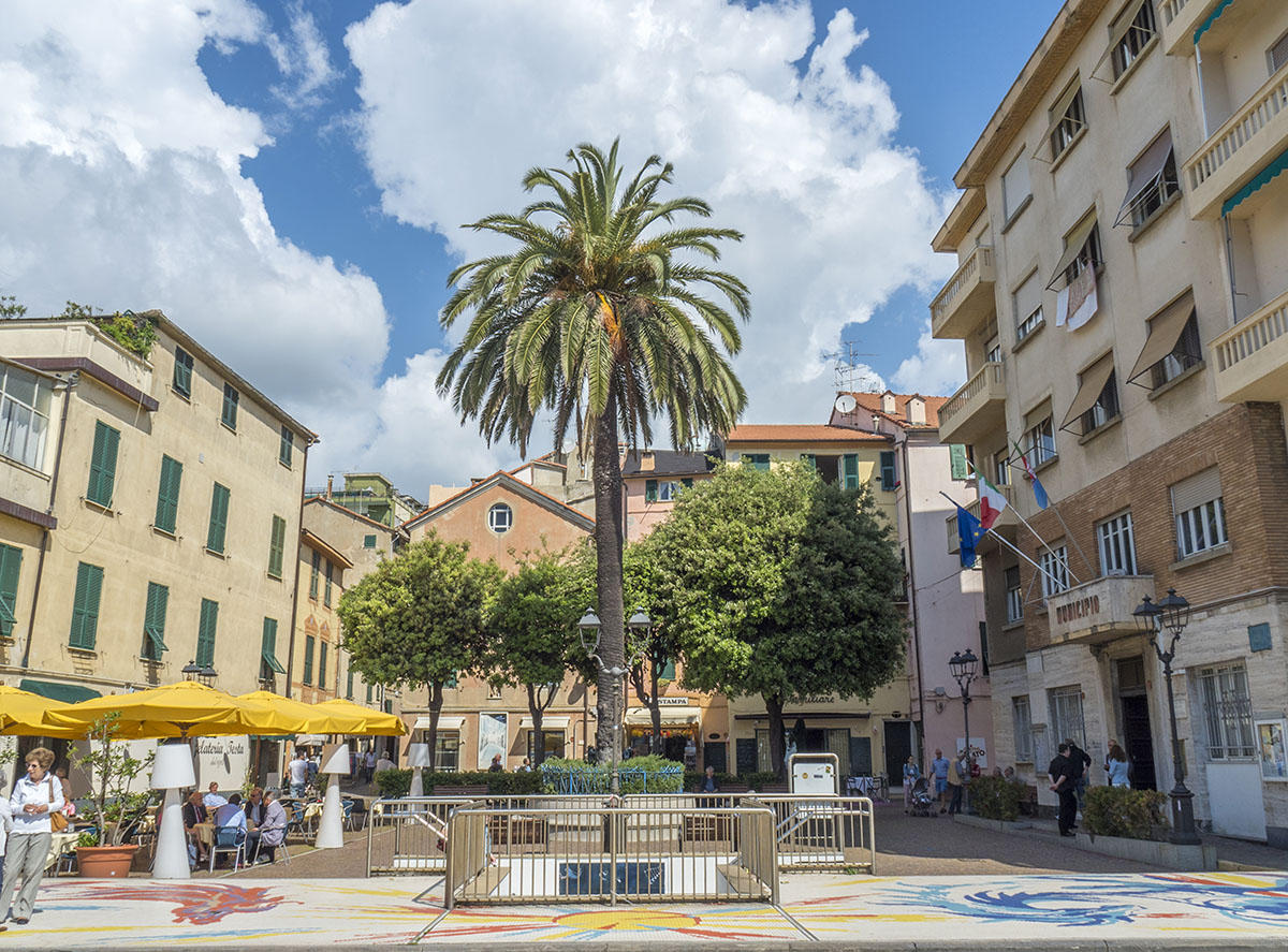 Plaza del Ayuntamiento de Albissola Marina.