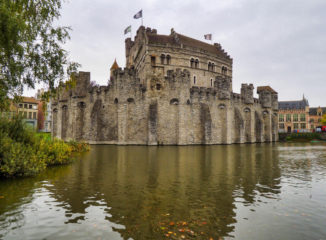 Panorámica del castillo de Gravensteen desde el canal.