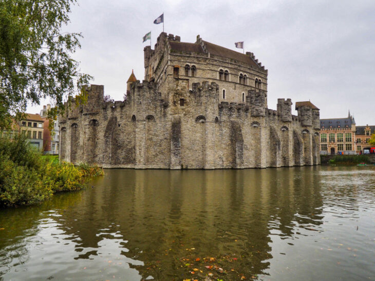Panorámica del castillo de Gravensteen desde el canal.