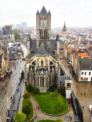 El Belfort, campanario de Gante, sobresale en el skyline de la ciudad junto a la torre de la catedral y a la Iglesia de San Nicolás.
