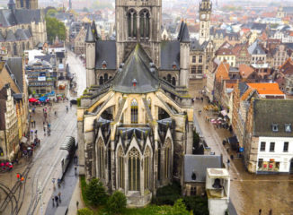 El Belfort, campanario de Gante, sobresale en el skyline de la ciudad junto a la torre de la catedral y a la Iglesia de San Nicolás.