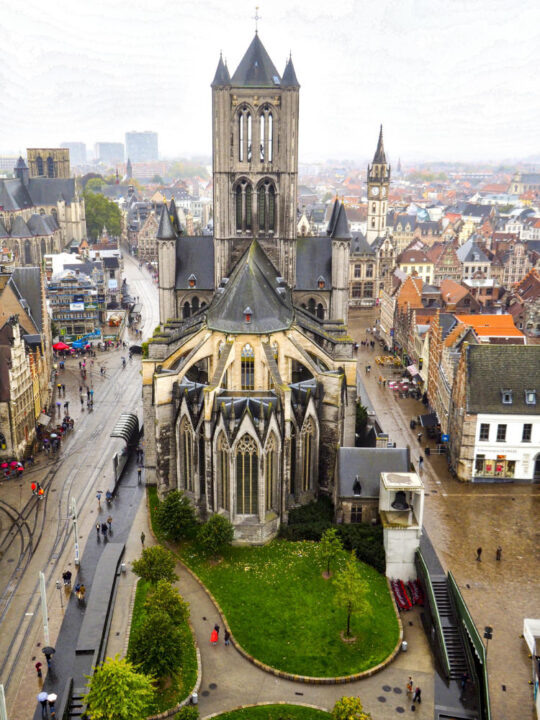 El Belfort, campanario de Gante, sobresale en el skyline de la ciudad junto a la torre de la catedral y a la Iglesia de San Nicolás.