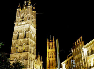 El Belfort, campanario de Gante, sobresale en el skyline de la ciudad junto a la torre de la catedral y a la Iglesia de San Nicolás.