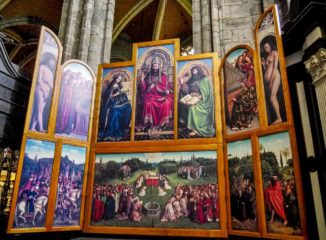La Adoración del Cordero Místico de los hermanos Van Eyck fue presentado en 1432 y está reconocido mundialmente como cumbre artística y como una de las pinturas más influyentes jamás realizadas