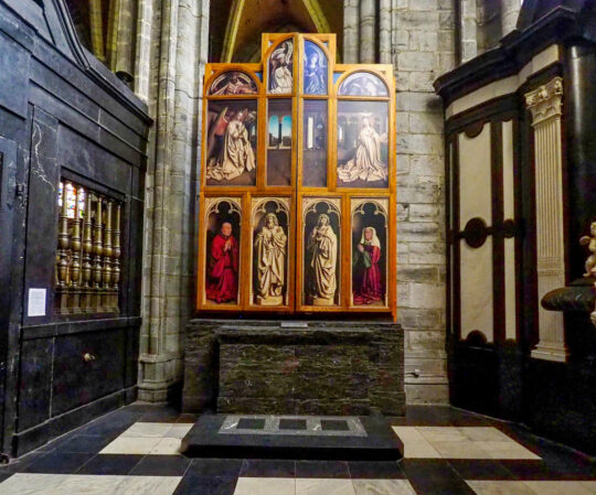 La Adoración del Cordero Místico de los hermanos Van Eyck fue presentado en 1432 y está reconocido mundialmente como cumbre artística y como una de las pinturas más influyentes jamás realizadas