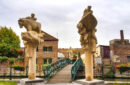 el puente de los Placeres, que se construyó en el año 2000, en la celebración del Quincentenario del nacimiento de Carlos I