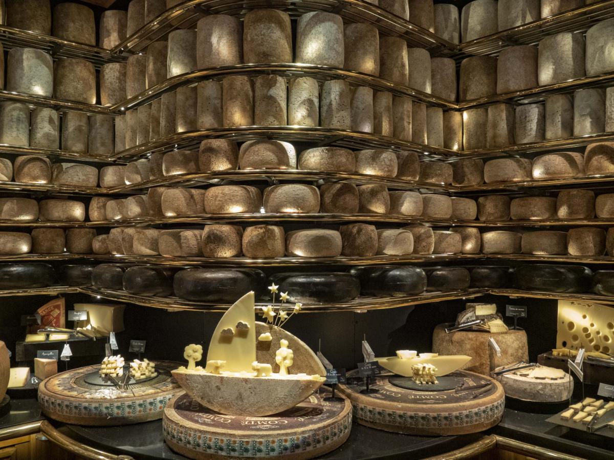 El buffet de queso más grande del mundo se presenta en el restaurante Les  Grands Buffets de Narbona - Revista de viajes QTRAVEL %