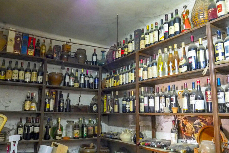 Estanterias originales de la antigua Taberna la Calama