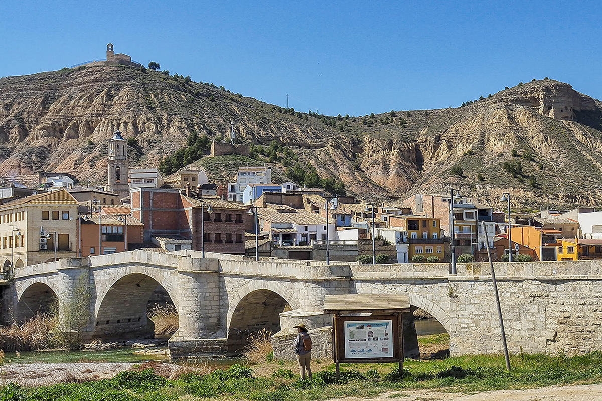 De arriba abajo, La Ermita de San Juan, el Castillazo y el Puente viejo sobre el río Alcanadre