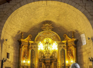 Interior y altar de Entrada de la Iglesia de Nuestra Señora de la Asunción