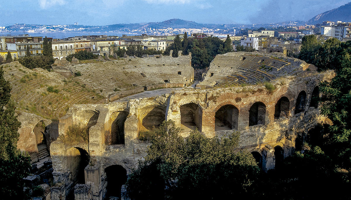 Vista aérea del Anfiteatro Flavio de Pozzuoli