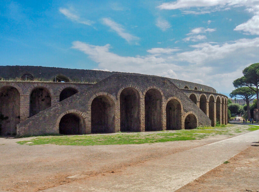 El anfiteatro de Pompeya es de origen griego