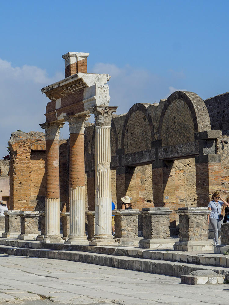 Conjunto de columnas en la plaza del foro delante del Macellum