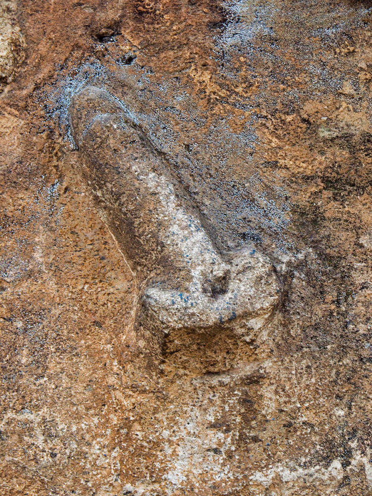 Un pene labrado en la roca una Curiosa señalización de la dirección del Lupanar en la Vía de la Abundancia