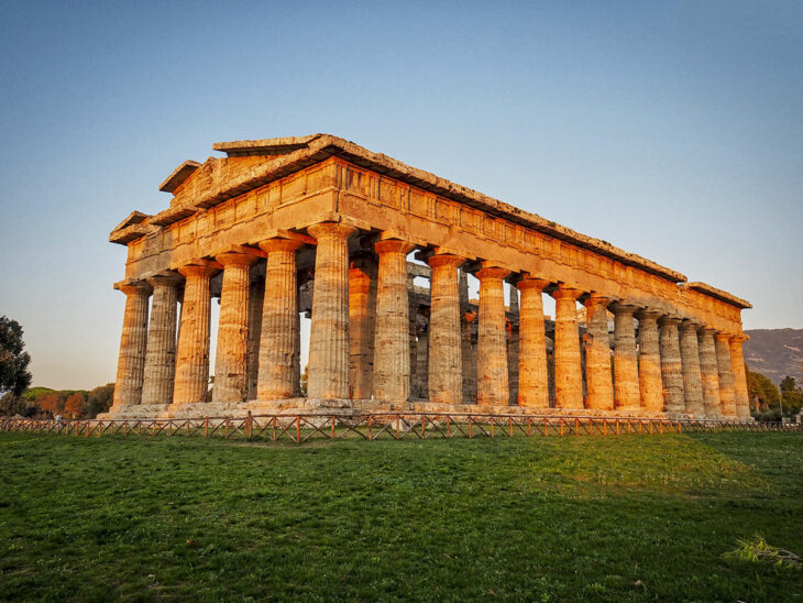 Templo de Neptuno en Paestum vista lateral