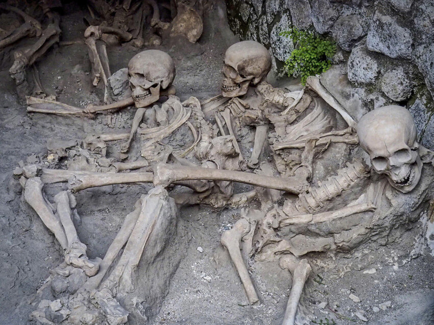 Herculano esqueletos de las victimas de la erupción en los almacenes portuarios